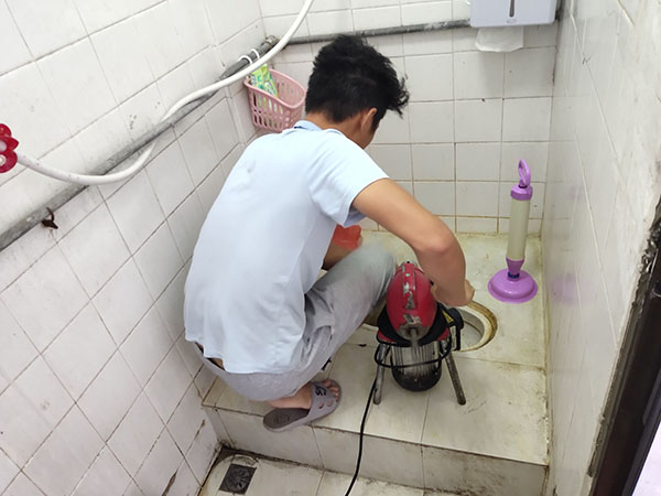 皇姑肥皂掉到马桶里把马桶堵住了怎么办？马桶堵住了怎么办