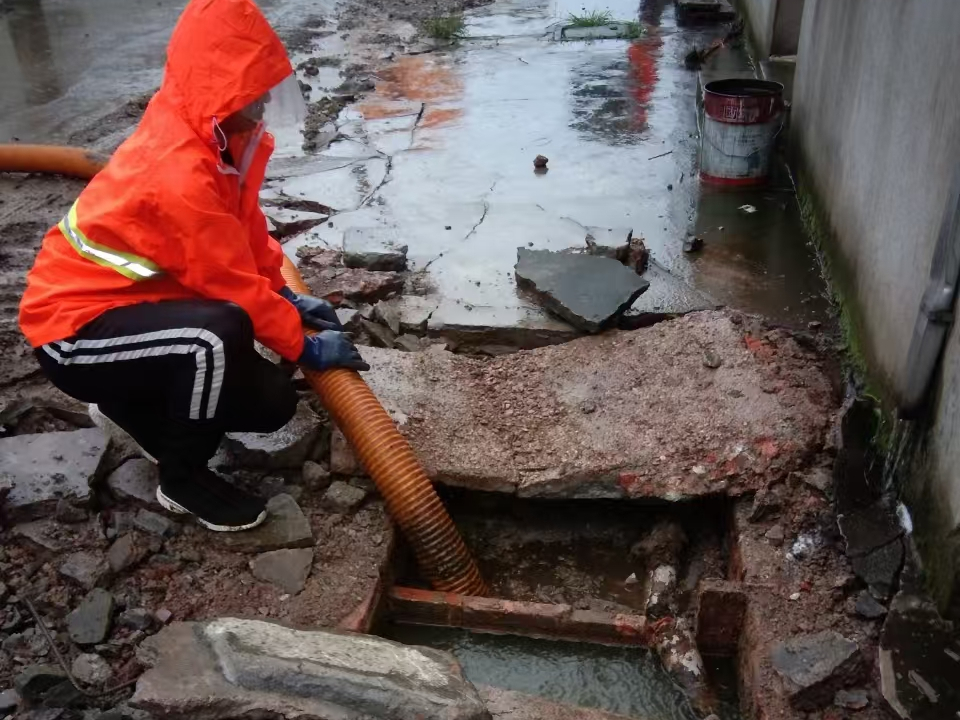 皇姑专业清理污水池 炜誉市政以规范流程守护城市 “肠道”