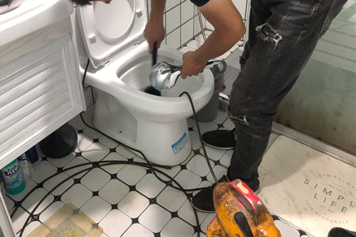 皇姑马桶堵塞自己疏通还是找师傅?专业上门服务让你省时更省心